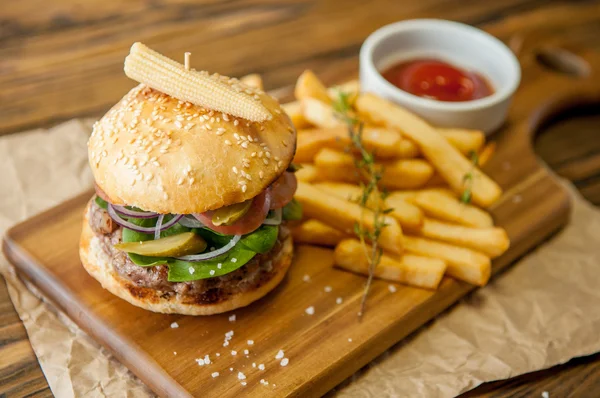 Hausgemachte Burger auf Holzboden — Stockfoto