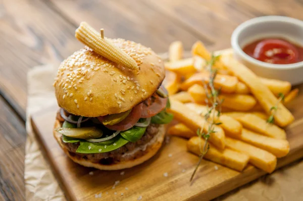 Hausgemachte Burger auf Holzboden — Stockfoto