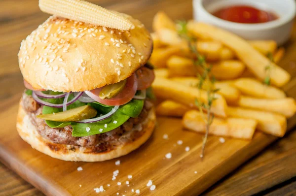 Huisgemaakte hamburgers op houten achtergrond — Stockfoto