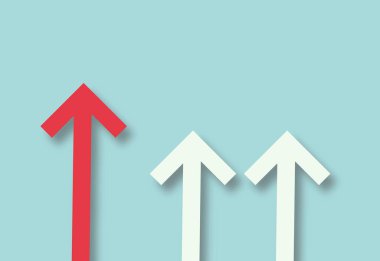 Mavi arkaplanı işaret eden ok, başarı veya büyüme kavramı