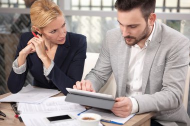 Genç İşadamları kahve dükkanında bir iş toplantısı