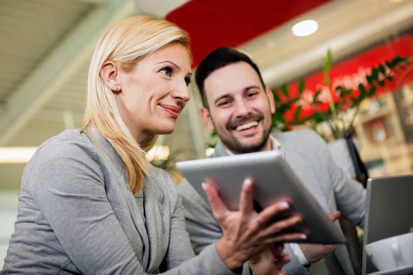 Business woman holding a presentation on the ipod — Stock Photo, Image