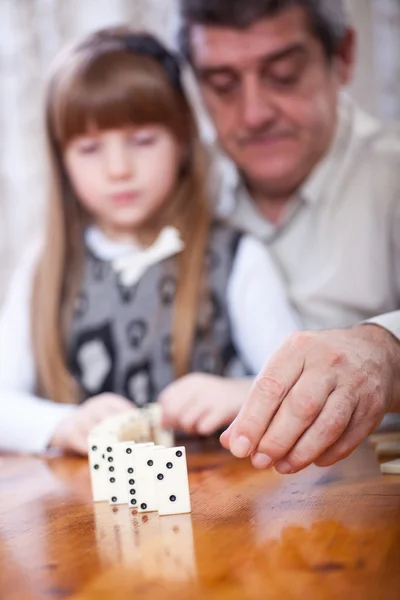 Neta e avô jogar dominó — Fotografia de Stock