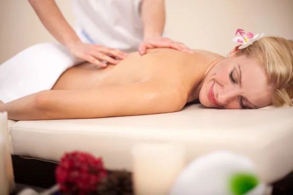 Mujer recibiendo masaje de recreación en el salón de spa — Foto de Stock