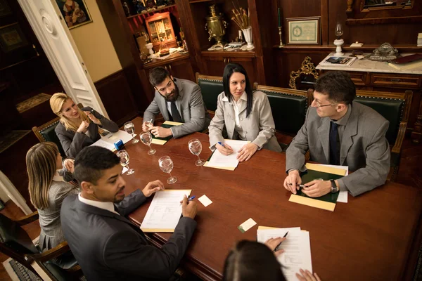Gruppo di uomini d'affari di successo in una riunione in ufficio — Foto Stock
