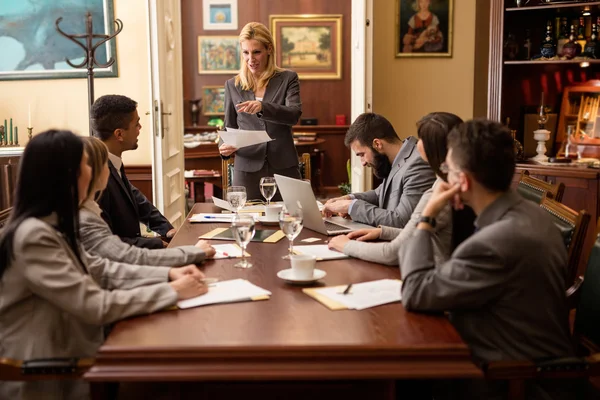 Presidente de sucesso da empresa segurando discurso motivacional — Fotografia de Stock