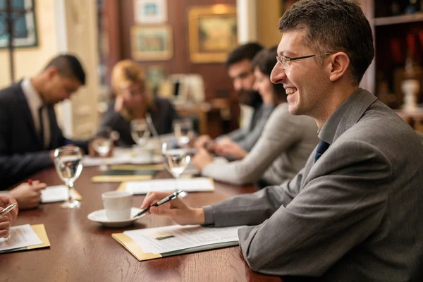 Gruppo di uomini d'affari di successo in una riunione in ufficio — Foto Stock