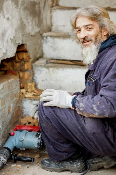 Trabajador que descansa después del trabajo en la obra — Foto de Stock