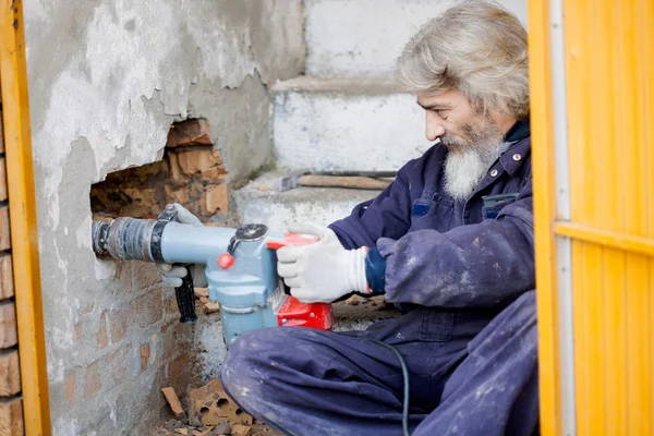 Constructor trabajador con martillo neumático taladro equipo romper br — Foto de Stock