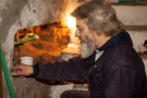 Fontanero pone un nuevo sistema de suministro de agua en la casa — Foto de Stock