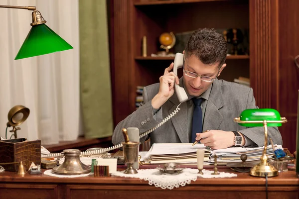 Бизнесмен среднего возраста, сидящий за столом в офисе и usin — стоковое фото