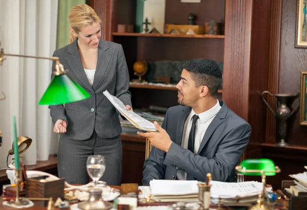 Erfolgreiche Anwälte oder Geschäftsleute im Amt — Stockfoto