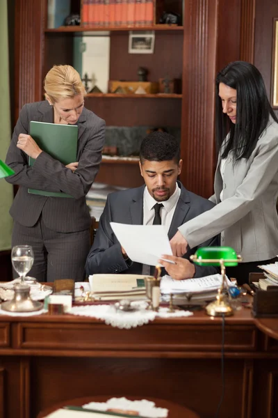 Avukat ya da işadamı, bir kitap yasaları ile gösterilen Sekreter — Stok fotoğraf
