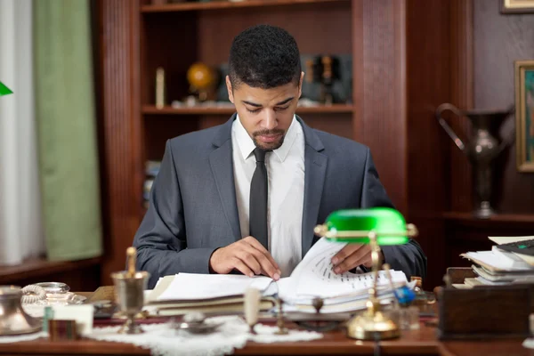 Advocaat of bankar of ondernemer werkzaam in kantoor — Stockfoto