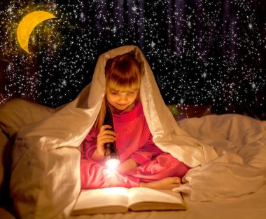 sihirli gece, karanlıkta, bir flashli ile bir kitap okuma genç kız