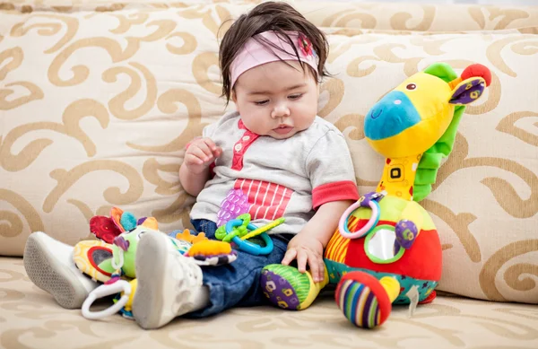 Mignon petit bébé jouant avec des jouets colorés à la maison — Photo