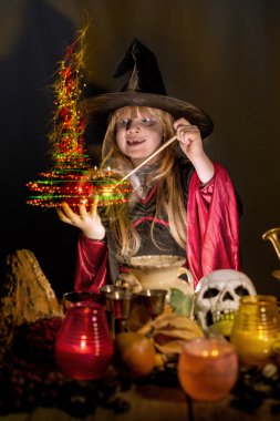 Telaffuz küçük Halloween cadı hokkabaz sihirli kelime