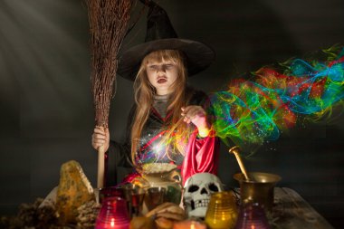 Küçük şirin halloween cadı büyü pot üzerinde okuma