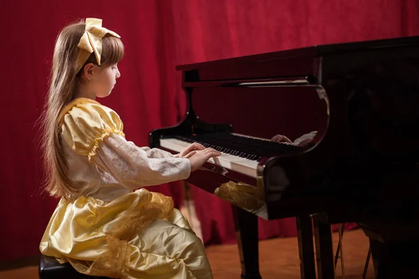 Petite fille jouant du piano classique — Photo