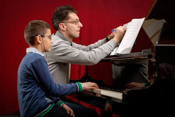 Пианист и его ученик во время урока — стоковое фото