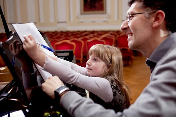 Fortepian gracz i jego mała dziewczynka ucznia podczas lekcji — Zdjęcie stockowe