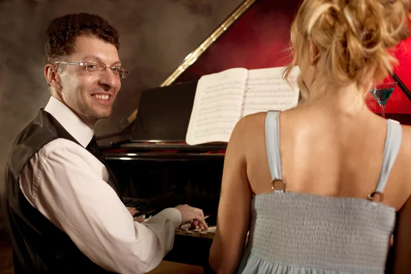 Два фортепиано музыкант играет музыка, женщина и мужчина — стоковое фото
