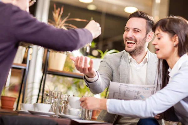 Hombre mano sosteniendo las llaves de la casa y dando feliz pareja —  Fotos de Stock