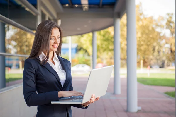 Erfolgreicher Geschäftsmann arbeitet am Laptop — Stockfoto