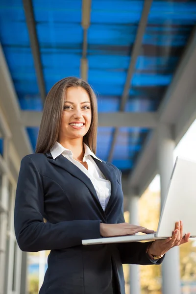 Erfolgreicher Geschäftsmann arbeitet am Laptop — Stockfoto