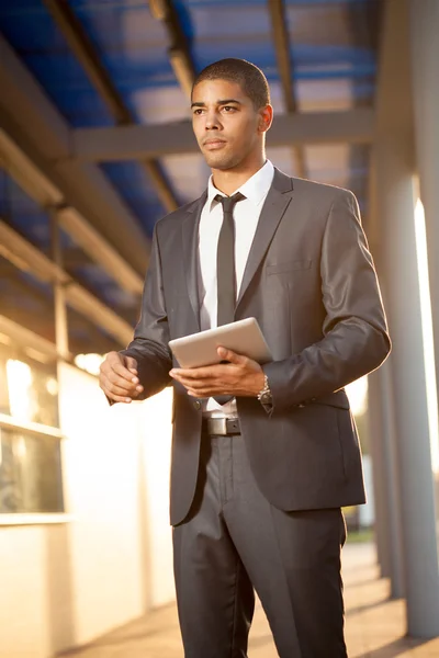 Succesvolle zakenman met digitale tablet buiten — Stockfoto