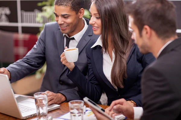 Reunión de negocios en un café —  Fotos de Stock