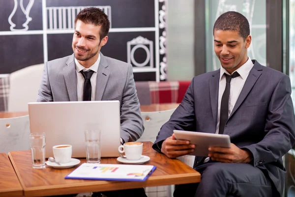 Two young businessman in the coffee break — Stock Photo, Image