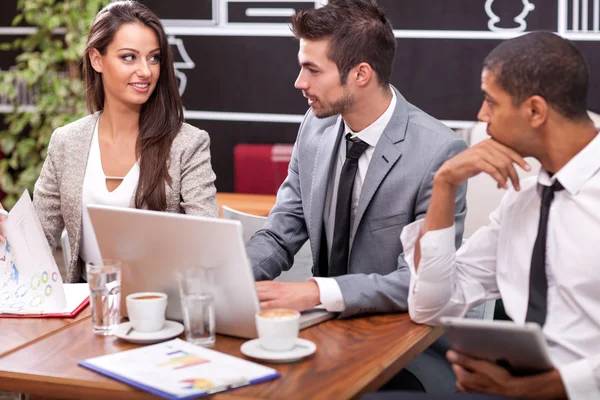 Incontro di lavoro in un caffè — Foto Stock