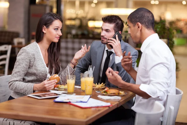 Grupp företag ungdomar njuta i lunch på restaurang — Stockfoto