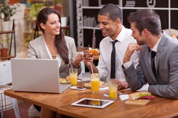 Grupo de jovens empresários desfrutar no almoço no restaurante — Fotografia de Stock