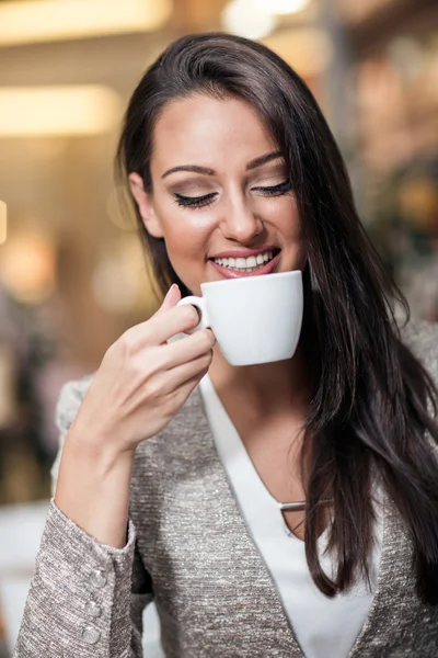 Affärskvinna njuter av kaffe i en kafé-bar — Stockfoto