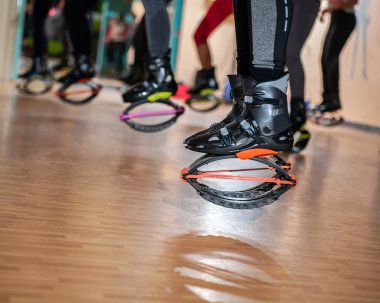 bir grup insan kangoo ayakkabı ile yapıyor
