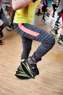 bir grup insan kangoo ayakkabı ile yapıyor