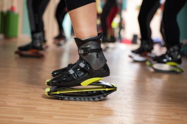 bir grup insan kangoo ayakkabı ile yapıyor