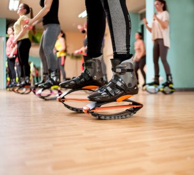 kadının yapması grup kangoo ayakkabı ile fitness egzersizleri