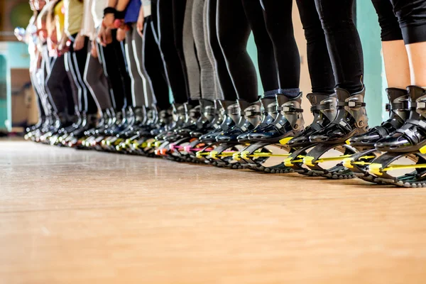 Grupo de personas haciendo ejercicios con zapatos de kangoo —  Fotos de Stock