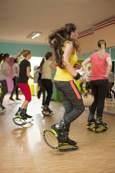 Skupina žena dělá cvičení fitness boty kangoo — Stock fotografie