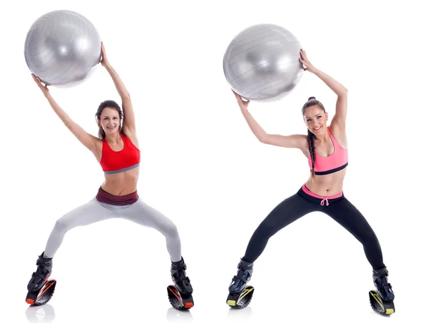 Jonge meisjes in de schoenen van de kangoo, oefenen met fitness bal — Stockfoto