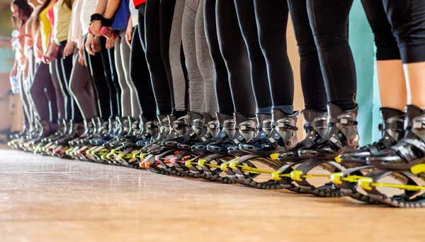 Grupo de personas haciendo ejercicios con zapatos de kangoo —  Fotos de Stock