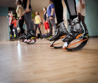 kadının yapması grup kangoo ayakkabı ile fitness egzersizleri