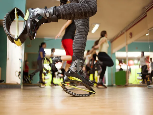 Gruppe von Menschen, die Übungen mit Kangoo-Schuhen machen — Stockfoto