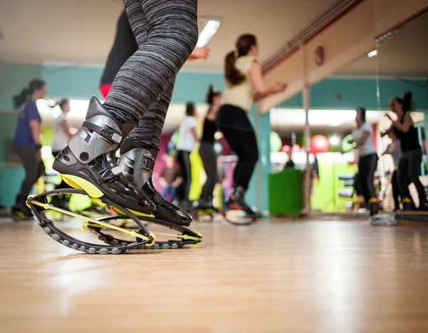 Grupa ludzi robi ćwiczenia z kangoo buty — Zdjęcie stockowe