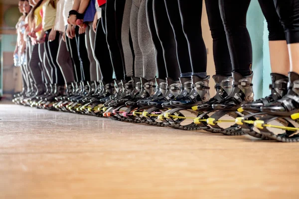 Grupo de personas haciendo ejercicios con zapatos de kangoo —  Fotos de Stock