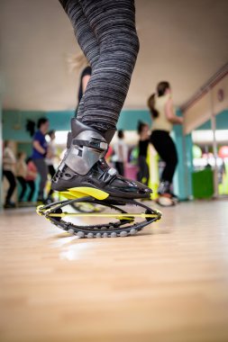 kadının yapması grup kangoo ayakkabı ile fitness egzersizleri