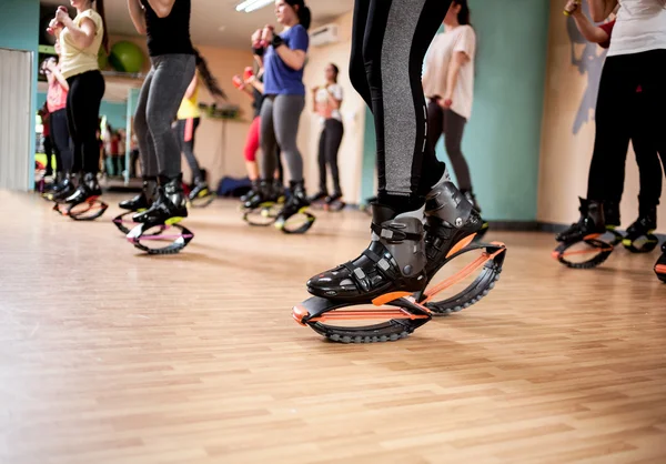 Gruppo di donne che fanno esercizi di fitness con scarpe kangoo — Foto Stock